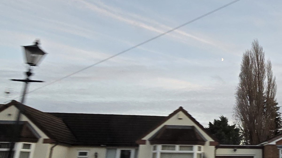 astronomy_dan's tweet photo. Heres another shot of First Quarter Luna Moon (Far Right) with Some nice cloudscapes and a old fashioned light over Willenhall West Midlands UK on 28/11/25. @MoonHourSocial @ThePhotoHour @StormHour #Firstquartermoon #Luna #Moon #Willenhall https://t.co/nSuYHAXk50