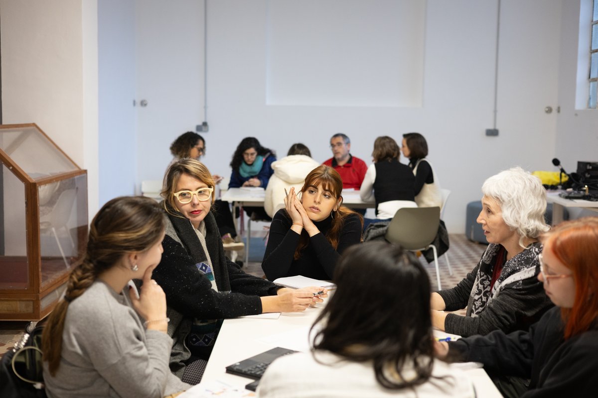 ConsorcioMuseos's tweet photo. 📢 'Entender el presente. Investigación, mediación y producción’ seminario #PermeaObert el 4 y 5 de diciembre en el @centredelcarme
Con la participación de Roser Sanjuan abordaremos proyectos de mediación artística desde la investigación colectiva.
https://t.co/aoN9S0qg9B https://t.co/2JUtmQVYhH