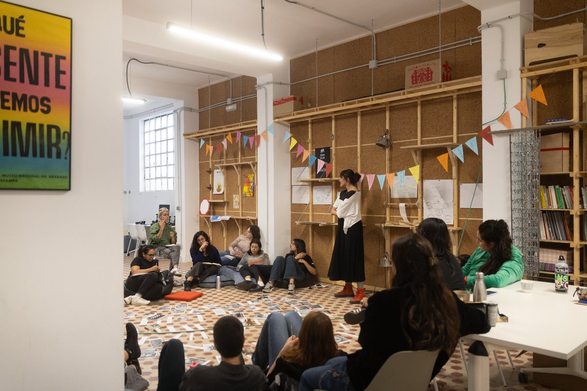 ConsorcioMuseos's tweet photo. 📢 'Entender el presente. Investigación, mediación y producción’ seminario #PermeaObert el 4 y 5 de diciembre en el @centredelcarme
Con la participación de Roser Sanjuan abordaremos proyectos de mediación artística desde la investigación colectiva.
https://t.co/aoN9S0qg9B https://t.co/2JUtmQVYhH