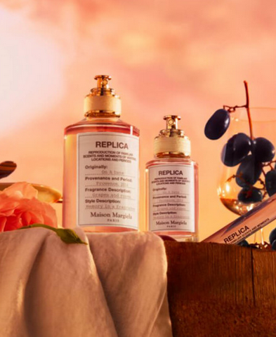 عطری که توی این فیلم کیت بلانشت اسپری می‌کنه، عطر Lady Blanche از برند انگلیسی پنهالیگنز (Penhaligon's) هستش که با اون درب خاص عطر کاملا قابل تشخیصه. از اون عطرای روی میز هم تنها دو عطر از لاین Replica از خانه عطر Maison Margiela معلومه، ولی اینکه کدوم عطره، قابل تشخیص نیست.