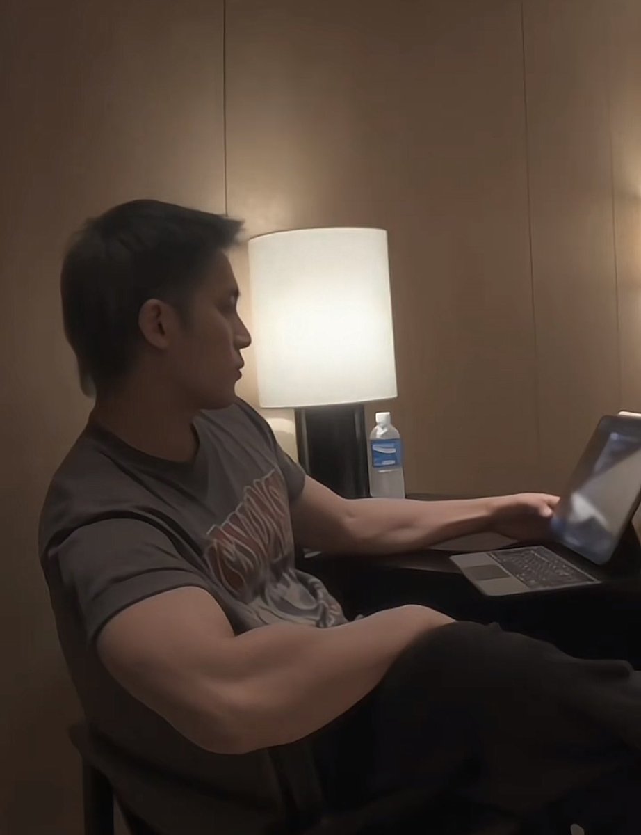 Jeon wonwoo has best pillow in the world