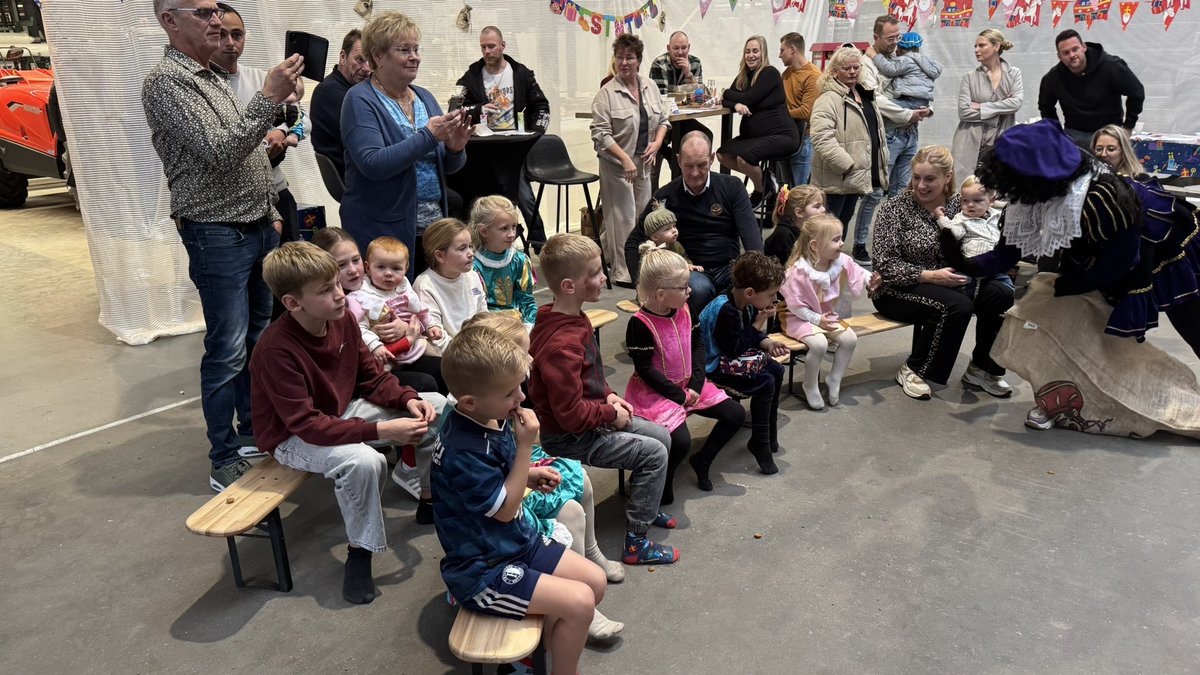 Afgelopen zaterdag was de Sint bij ons op bezoek! 🥳 Hij zag hoe hard ons team heeft gewerkt en verraste daarom alle kinderen en kleinkinderen 🎁 Met een springkussen en knutseltafel was het feest compleet. Fantastisch om al die blije koppies te zien 💙 Bedankt #Sinterklaas!