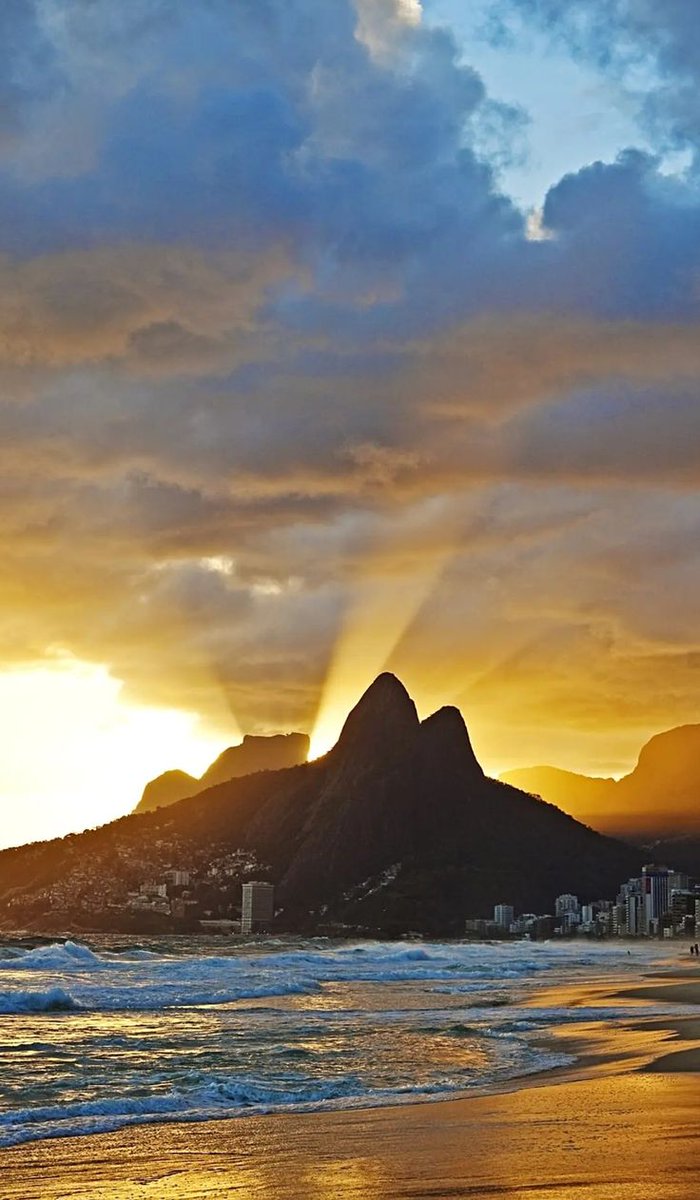 mfarooqbukhsh's tweet photo. When the sun sets over Rio, it’s not just the day that ends – it’s a masterpiece in the making." 🌅🇧🇷
#RioSunset #Brazil #sunsetv https://t.co/fJ4Z37ilJ7