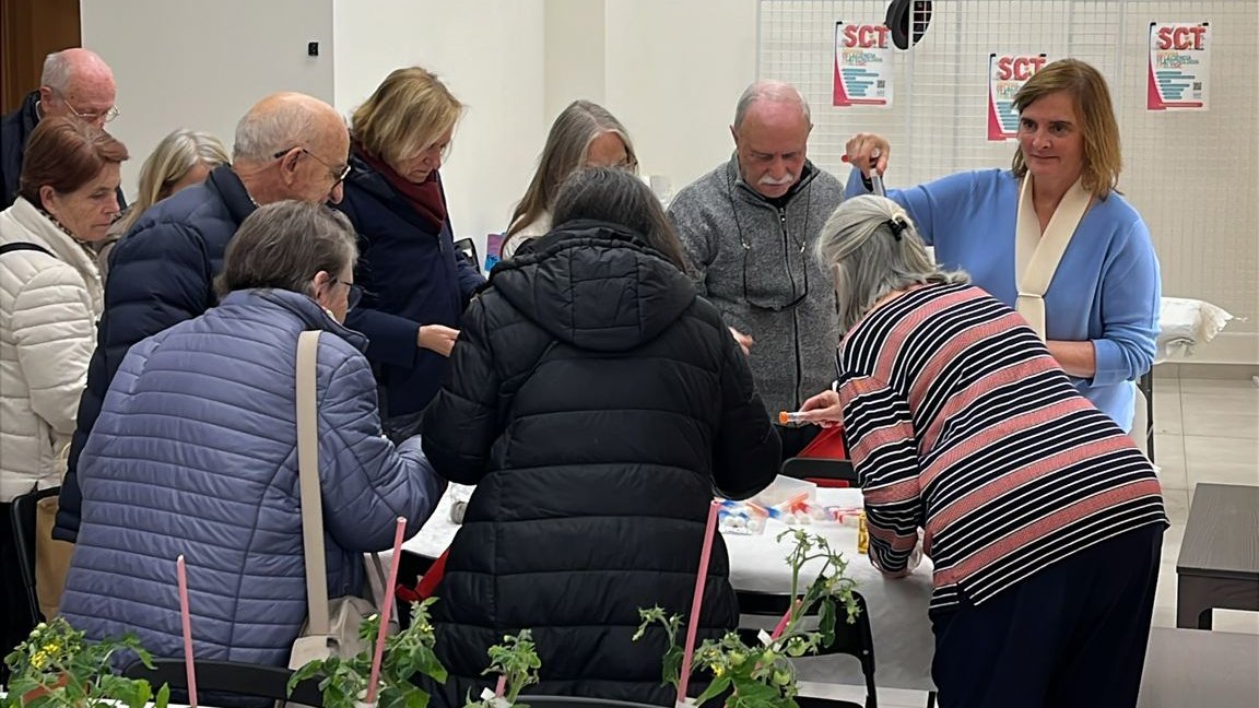 CSICval's tweet image. Esther Carrera, investigadora del @IBMCP ofreció el pasado viernes a jubilad@s de #Rocafort una charla y un taller con motivo de la #SemanaCienciaCSIC. Iniciativa del @CSIC en valencia #CienciaenlaCasa.

delegacion.comunitatvalenciana.csic.es/ciencia-en-la-…