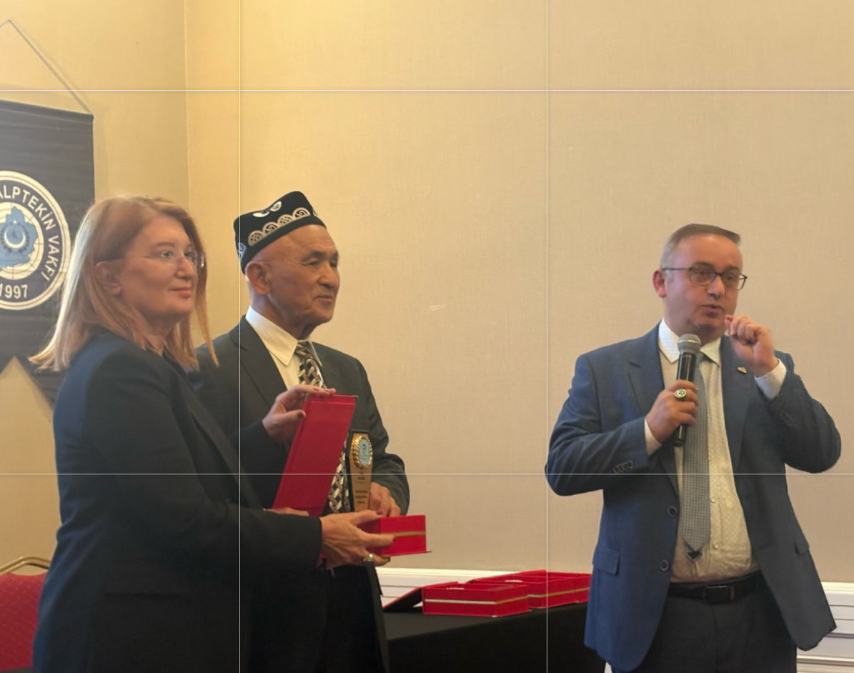 📌Prof.Dr.İLHAM TOHTİ’ye ÖZGÜRLÜK

📌11 yıldır Çin’de tutuklu bulunan “Uygurların Mandelası” olarak adlandırılan Akademisyen Prof.Dr.İlham Tohti’nin özgürlüğüne vesile olabilmek adına,STK’lar ve gazetecilerin katılımıyla, İstanbul, İzmir’den sonra dün de Ankara’da, İsa Yusuf