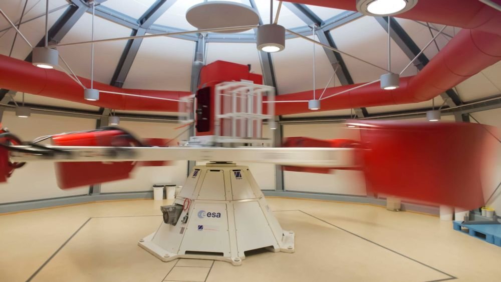 KnowledgeZoneIn's tweet image. #KnowledgeByte: A #Hypergravity machine, or #Centrifuge, is a device that creates artificial gravity by spinning rapidly. 

This spinning motion generates a centrifugal force that pushes objects outward, simulating the effects of increased gravity.

knowledgezone.co.in/posts/Hypergra…