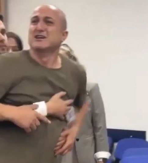 BulutGulcuN's tweet image. Bu babaların çocuklarını köpekler parçaladı, bu babalar ağlatıldı. Resmi makamlar bir kediye eziyet edildiğinde açıklama yapma yarışına giriyor, bu babalara herhangi bir resmi yetkili ‘can evlatlarımız için, Allah’ın masum kulu çocuklarımız için tedbir almadık, bunlar yaşandı,…