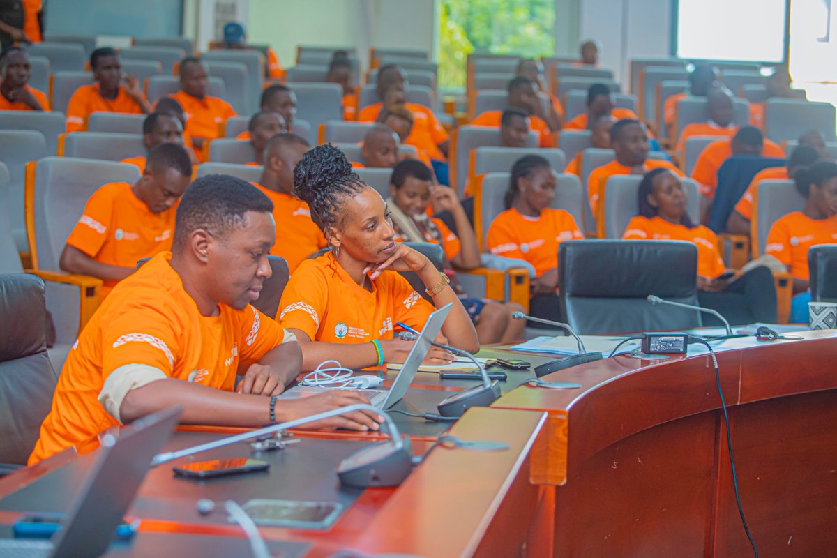 CityofKigali's tweet image. Kuri uyu wa Mbere mu Cyumba cy’Inama cy’Umujyi wa Kigali, habereye ibiganiro byahuje urubyiruko ruyoboye urundi kuva ku rwego rw’Umurenge kugera ku rwego rw’Umujyi wa Kigali, ndetse n’abakoresha imbuga nkoranyambaga (social media influencers) ku ruhare rwabo mu kurwanya ihohotera…