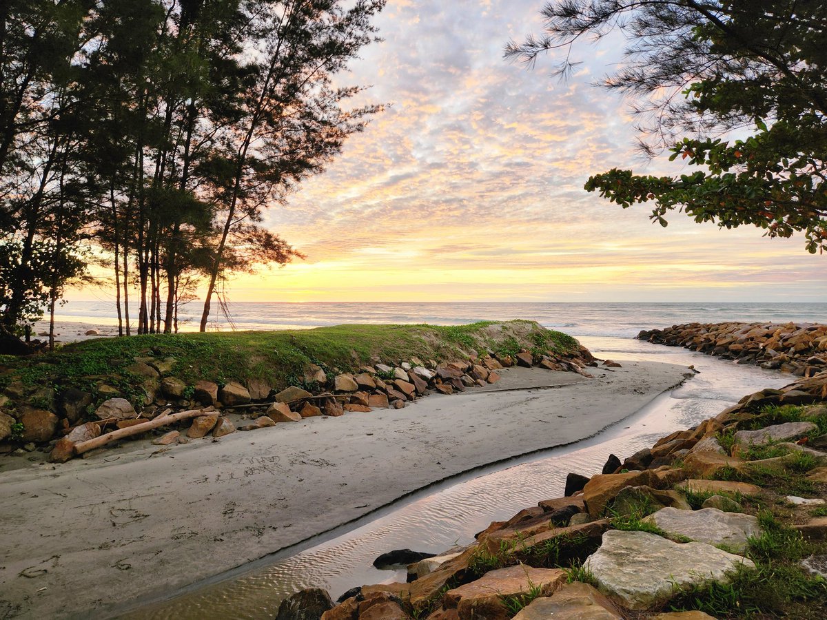 When you're trying to work but there is no line anywhere but somehow there is half a reception at the beach in this place 😅 Might as well try to enjoy the view