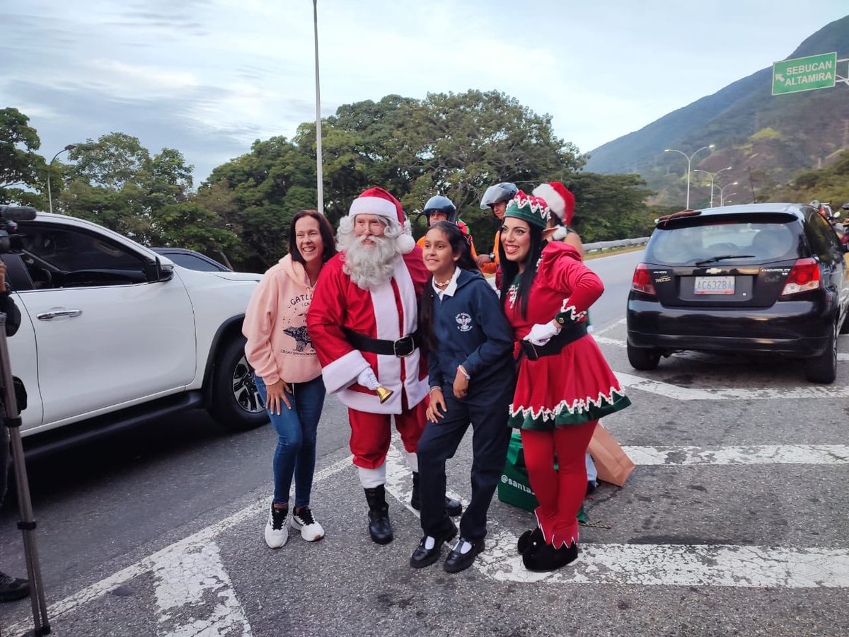 2001OnLine's tweet photo. 🎄🎅El Santa de la Cota Mil es un ícono navideño que, junto a la tradicional Bajada de Pacheco y el encendido de la Cruz del Ávila, marca el comienzo de las celebraciones en la ciudad. #1Dic 
🎥📸 @RobertLobo_ https://t.co/CdAoJmZdaF