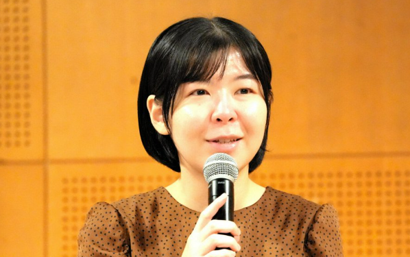 村）伊藤沙恵女流四段が王位戦で金井恒太六段を破り、予選決勝に進出しました。ここまで渡辺正和六段、斎藤明日斗六段、Ａ級棋士の中村太地八段に勝っており、これで４連勝。次も勝つとリーグ入りと共に棋士編入試験の受験資格を獲得します。次の相手は齊藤優希四段です（写真は１１月撮影）