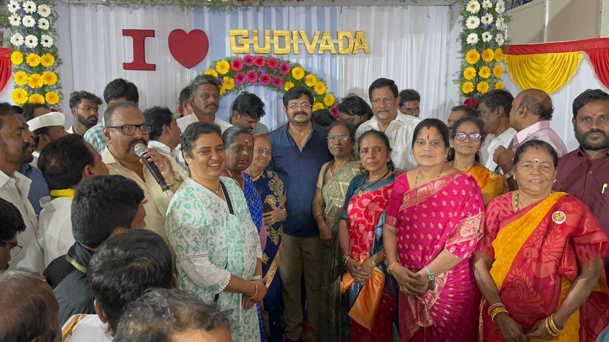 RamuVenigandla's tweet image. #AdminPost 
గుడివాడలో ప్రజావేదిక టీడీపీ కార్యాలయంలో ఘనంగా జరిగిన ఎమ్మెల్యే వెనిగండ్ల రాము జన్మదిన వేడుకలు….

ప్రజావేదికకు భారీగా తరలివచ్చి ఎమ్మెల్యే రామన్నకు పుట్టినరోజు శుభాకాంక్షలు తెలిపిన కూటమి నాయకులు, కార్యకర్తలు, అధికారులు, ప్రముఖులు, అభిమానులు, సామాజిక సంస్థల ప్రతినిధులు,…