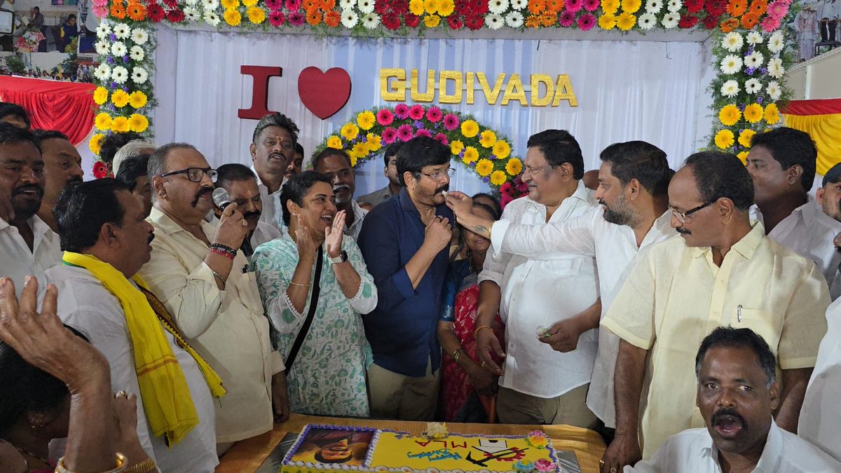 RamuVenigandla's tweet image. #AdminPost 
గుడివాడలో ప్రజావేదిక టీడీపీ కార్యాలయంలో ఘనంగా జరిగిన ఎమ్మెల్యే వెనిగండ్ల రాము జన్మదిన వేడుకలు….

ప్రజావేదికకు భారీగా తరలివచ్చి ఎమ్మెల్యే రామన్నకు పుట్టినరోజు శుభాకాంక్షలు తెలిపిన కూటమి నాయకులు, కార్యకర్తలు, అధికారులు, ప్రముఖులు, అభిమానులు, సామాజిక సంస్థల ప్రతినిధులు,…