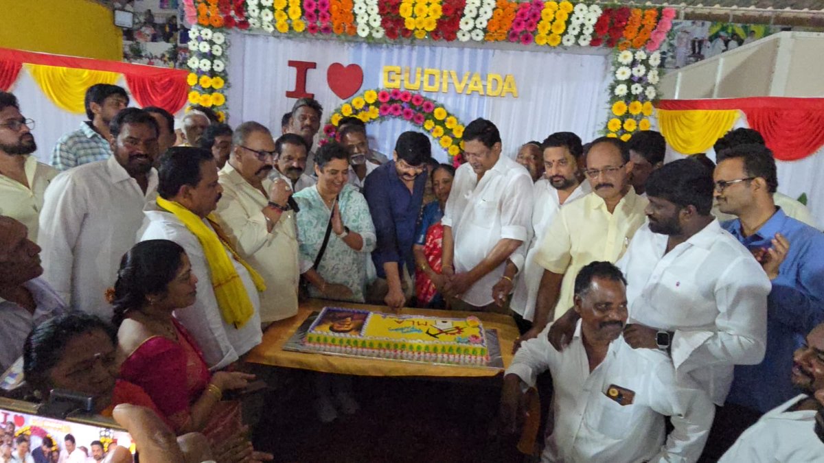 RamuVenigandla's tweet image. #AdminPost 
గుడివాడలో ప్రజావేదిక టీడీపీ కార్యాలయంలో ఘనంగా జరిగిన ఎమ్మెల్యే వెనిగండ్ల రాము జన్మదిన వేడుకలు….

ప్రజావేదికకు భారీగా తరలివచ్చి ఎమ్మెల్యే రామన్నకు పుట్టినరోజు శుభాకాంక్షలు తెలిపిన కూటమి నాయకులు, కార్యకర్తలు, అధికారులు, ప్రముఖులు, అభిమానులు, సామాజిక సంస్థల ప్రతినిధులు,…