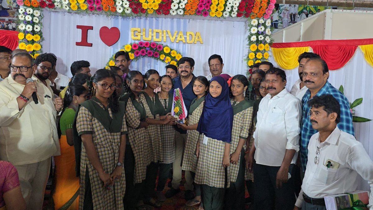 RamuVenigandla's tweet image. #AdminPost 
గుడివాడలో ప్రజావేదిక టీడీపీ కార్యాలయంలో ఘనంగా జరిగిన ఎమ్మెల్యే వెనిగండ్ల రాము జన్మదిన వేడుకలు….

ప్రజావేదికకు భారీగా తరలివచ్చి ఎమ్మెల్యే రామన్నకు పుట్టినరోజు శుభాకాంక్షలు తెలిపిన కూటమి నాయకులు, కార్యకర్తలు, అధికారులు, ప్రముఖులు, అభిమానులు, సామాజిక సంస్థల ప్రతినిధులు,…