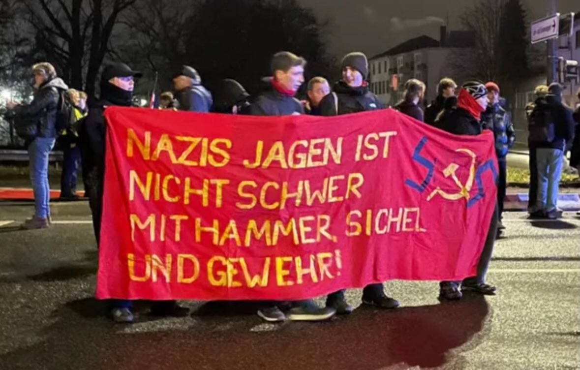 Die kommunistische Jugend verteidigt die Demokratie 🤪
