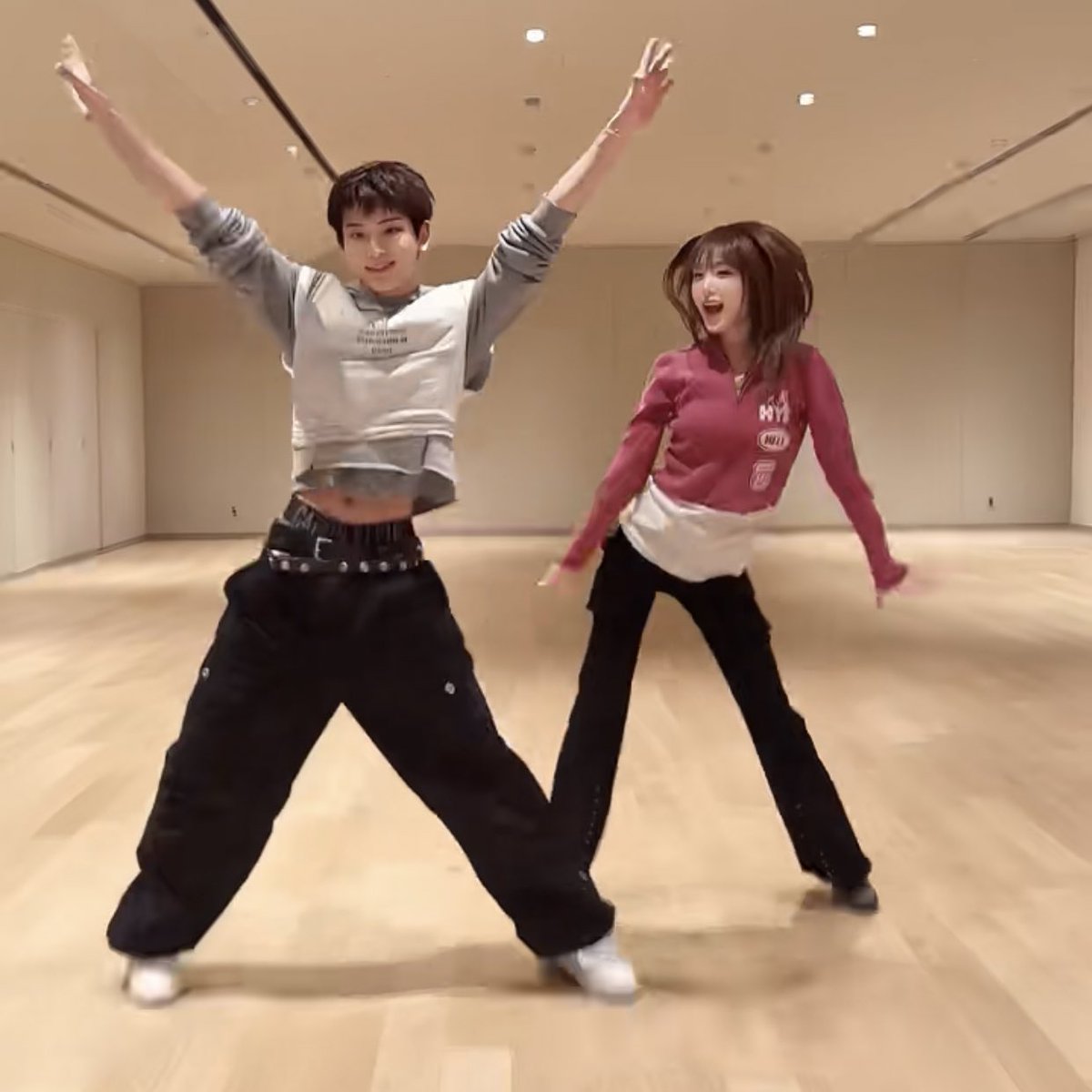 nicoruas's tweet image. this is absolutely the cutest 😭 they both look tiny and cheerful 😭