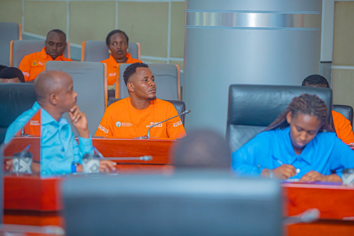 CityofKigali's tweet image. Kuri uyu wa Mbere mu Cyumba cy’Inama cy’Umujyi wa Kigali, habereye ibiganiro byahuje urubyiruko ruyoboye urundi kuva ku rwego rw’Umurenge kugera ku rwego rw’Umujyi wa Kigali, ndetse n’abakoresha imbuga nkoranyambaga (social media influencers) ku ruhare rwabo mu kurwanya ihohotera…