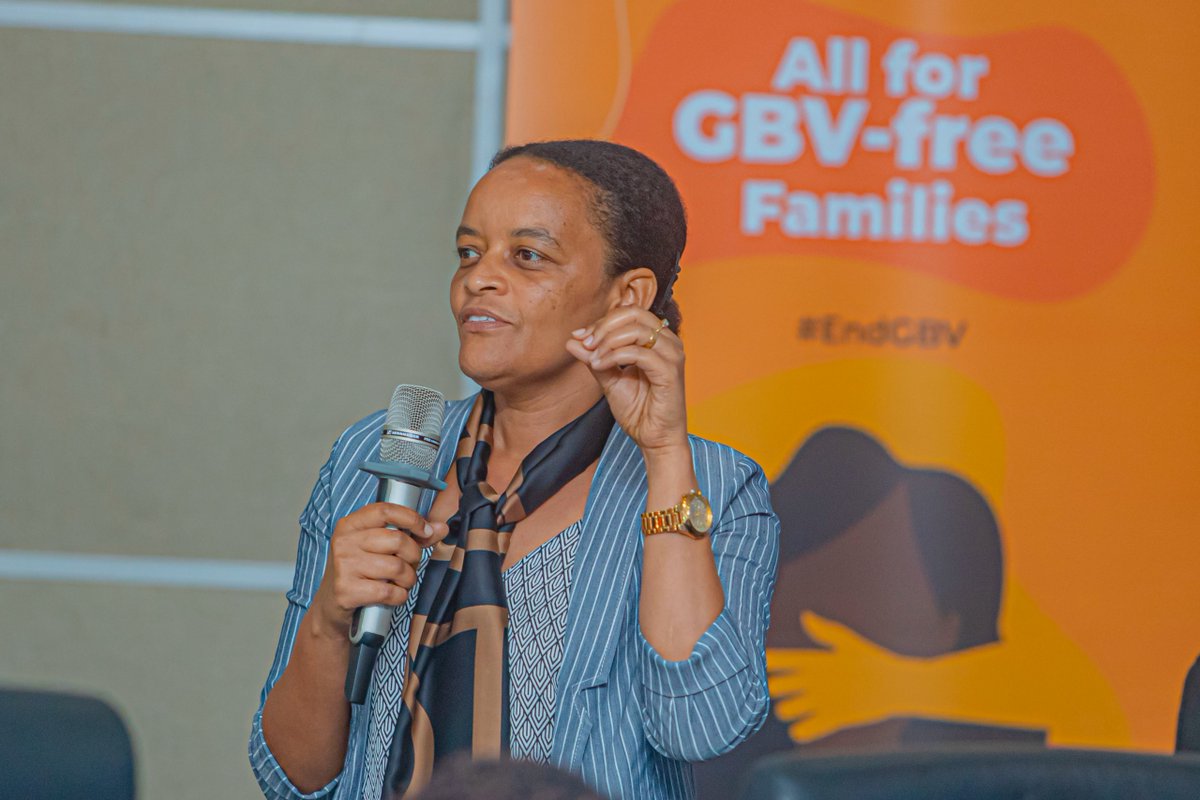 CityofKigali's tweet image. Kuri uyu wa Mbere mu Cyumba cy’Inama cy’Umujyi wa Kigali, habereye ibiganiro byahuje urubyiruko ruyoboye urundi kuva ku rwego rw’Umurenge kugera ku rwego rw’Umujyi wa Kigali, ndetse n’abakoresha imbuga nkoranyambaga (social media influencers) ku ruhare rwabo mu kurwanya ihohotera…