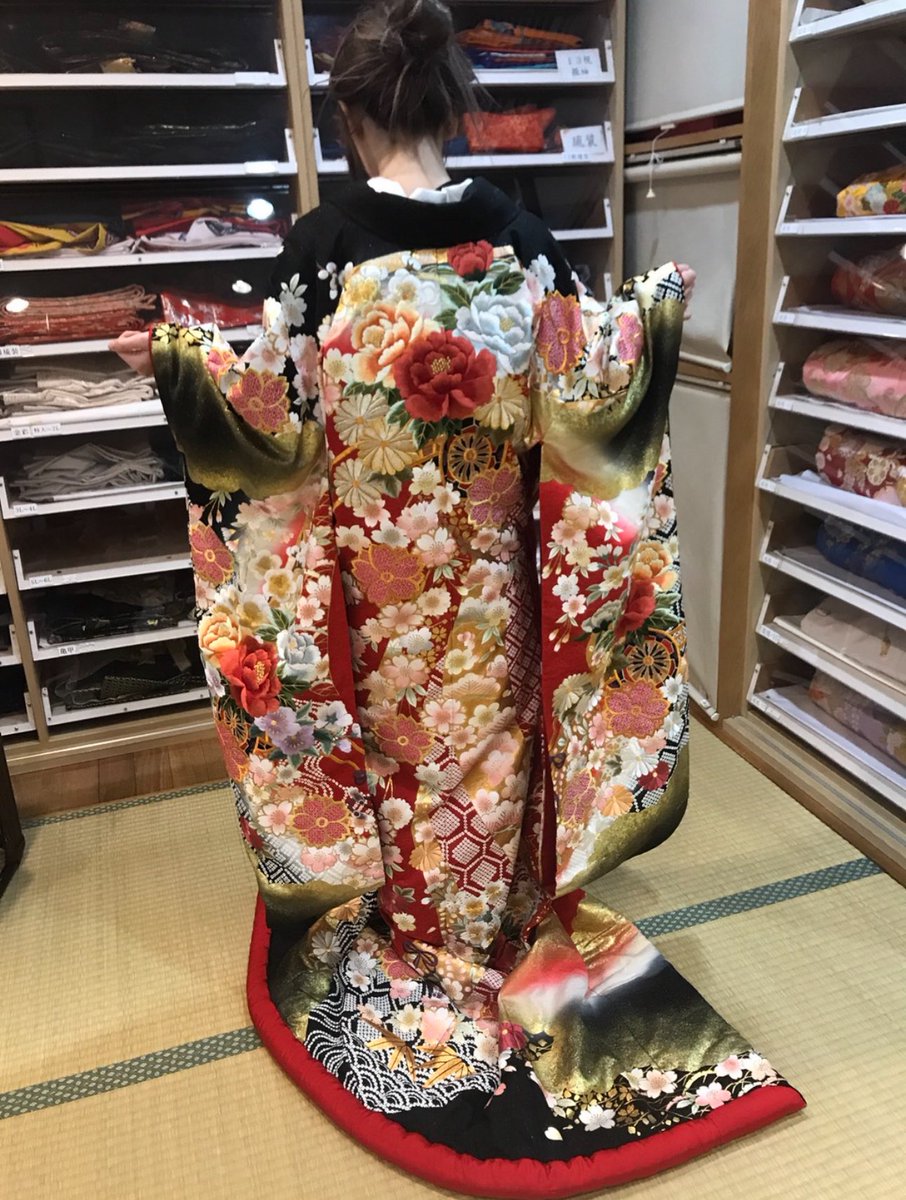 carriebou's tweet photo. 結婚式でドレスを一着しか着なかったことを、たまに後悔。花嫁衣装の着物が本当に美しくて。でも、数時間だけレンタルには高過ぎて。でも、あの着物を着た時は本当に綺麗で嬉しかったので写真を残せてよかった。
日本に長く住んでいるけど着物を着たことがほとんどないから、いつかきちんと着てみたい https://t.co/3nDcJ8WIT8