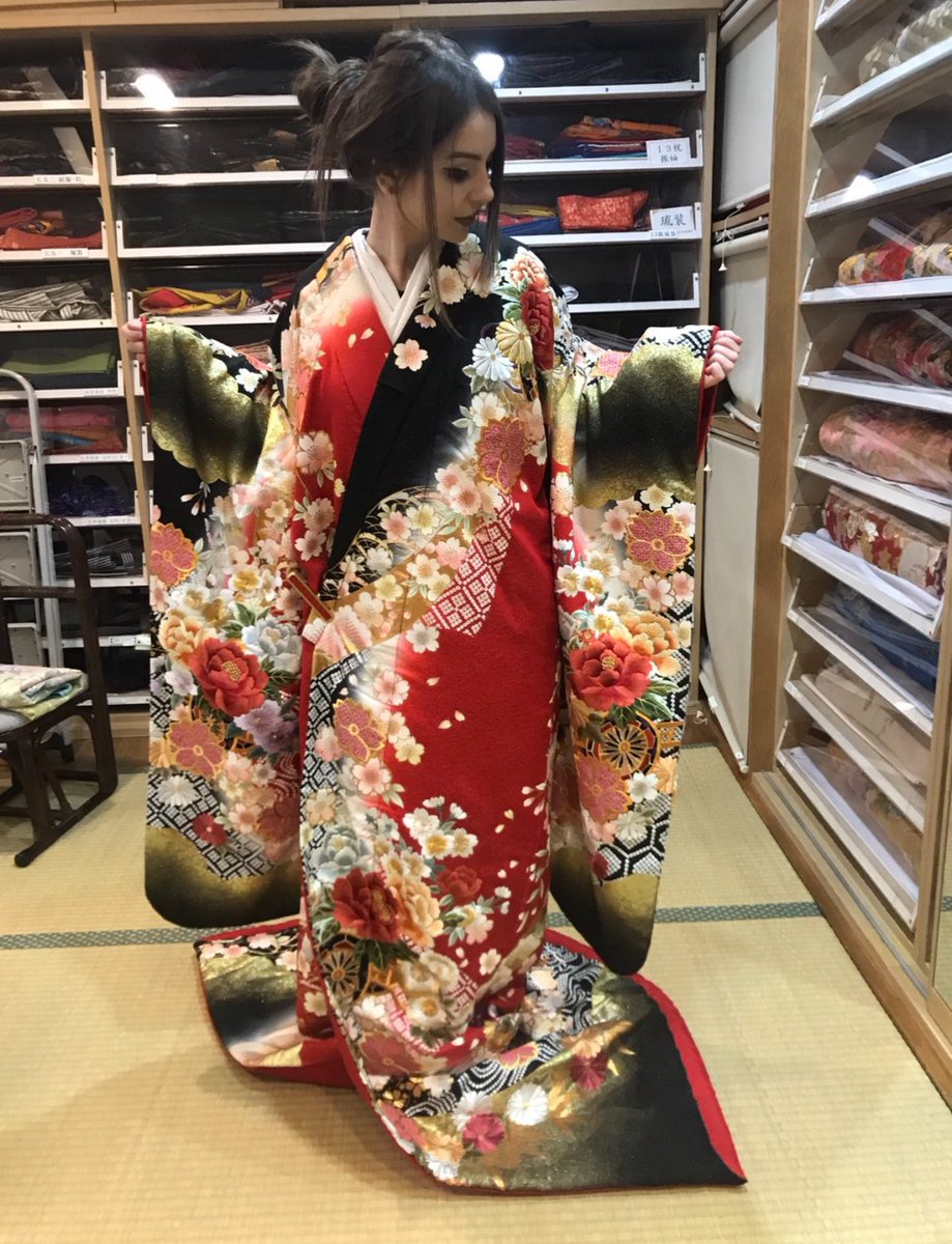 carriebou's tweet photo. 結婚式でドレスを一着しか着なかったことを、たまに後悔。花嫁衣装の着物が本当に美しくて。でも、数時間だけレンタルには高過ぎて。でも、あの着物を着た時は本当に綺麗で嬉しかったので写真を残せてよかった。
日本に長く住んでいるけど着物を着たことがほとんどないから、いつかきちんと着てみたい https://t.co/3nDcJ8WIT8