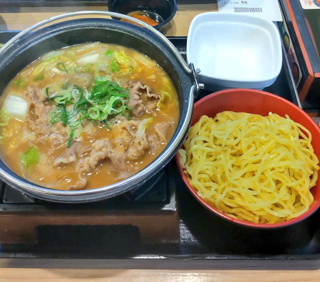 今日は暖かい1日でしたね😚

夕食に吉野家の牛肉玉ラーメン膳を
評判良いので食べてきました!
うん!こりゃおもてたよりうまい!
ボリュームもありリピ確定しました😋

明日からまた寒くなるみたいです!
体調崩されないようご自愛ください🙏

12月もよろしくお願いします🙇

#吉野家ですする