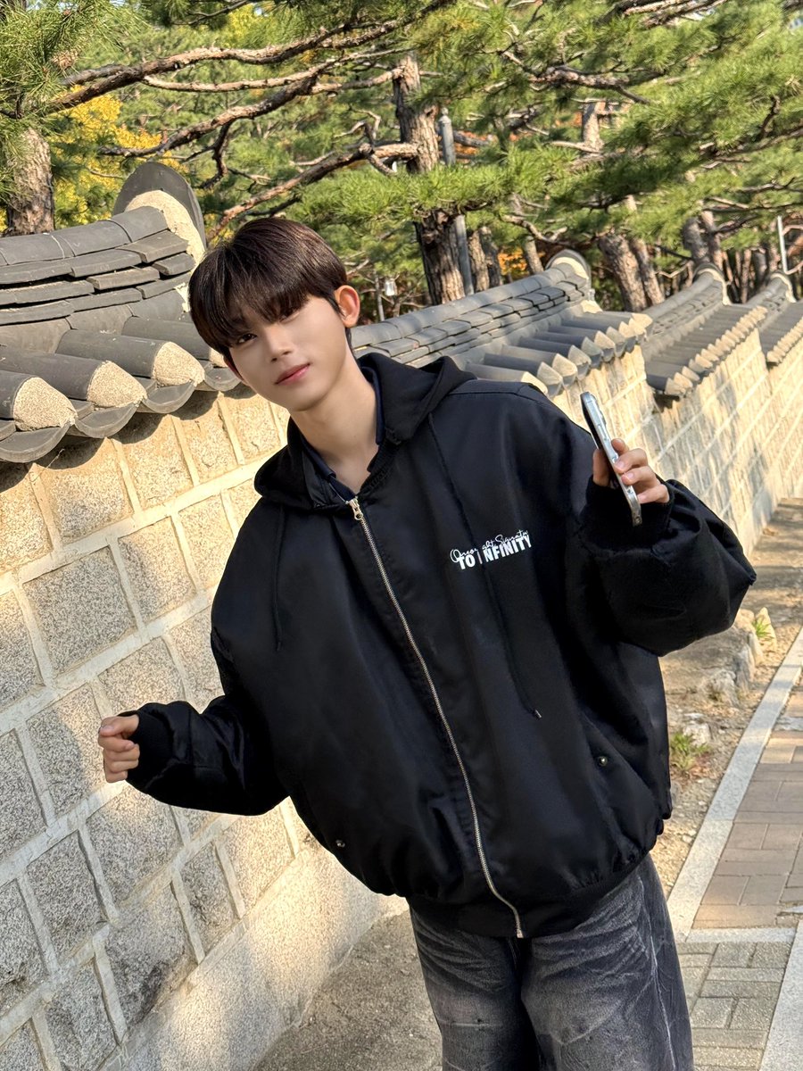 thewind_twt's tweet photo. [#최한빈] 낭만을 즐기는 중 입니다🍂🍂 https://t.co/qCtCD1YIku
