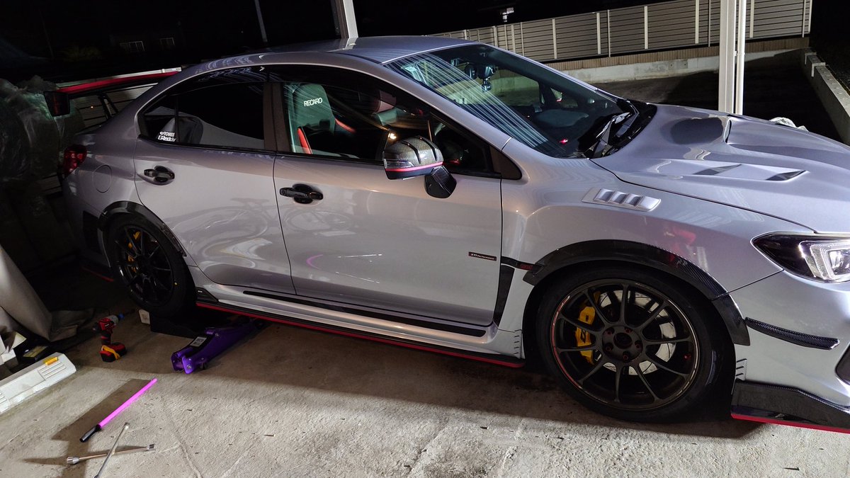 ayu1069's tweet photo. 今年のサーキット活動が終了したのでタイヤ交換。
7年ぶりの新品スタッドレス。
BRIDGESTONE BLIZZAK VRX3
225/45R18 91Q
POTENZA RE71RSはSUGOを走ってタイヤカスがびっちり。
#スポーツランドSUGO
#SUGO
#BRIDGESTON
#POTENZA
#RE71RS
#BLIZZAK
#VRX3
なに!71RSが71RZになるって。
気になる。 https://t.co/3QJb6PPD1i