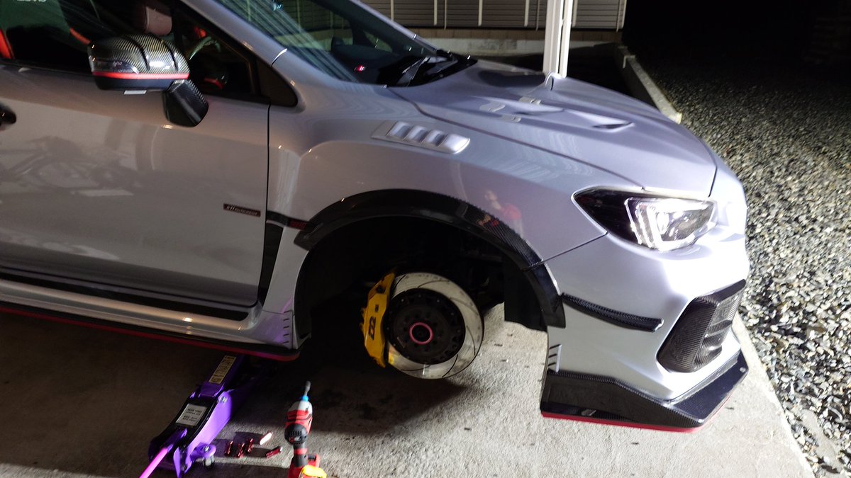 ayu1069's tweet photo. 今年のサーキット活動が終了したのでタイヤ交換。
7年ぶりの新品スタッドレス。
BRIDGESTONE BLIZZAK VRX3
225/45R18 91Q
POTENZA RE71RSはSUGOを走ってタイヤカスがびっちり。
#スポーツランドSUGO
#SUGO
#BRIDGESTON
#POTENZA
#RE71RS
#BLIZZAK
#VRX3
なに!71RSが71RZになるって。
気になる。 https://t.co/3QJb6PPD1i