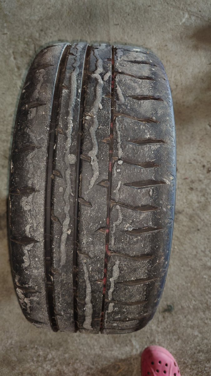 ayu1069's tweet photo. 今年のサーキット活動が終了したのでタイヤ交換。
7年ぶりの新品スタッドレス。
BRIDGESTONE BLIZZAK VRX3
225/45R18 91Q
POTENZA RE71RSはSUGOを走ってタイヤカスがびっちり。
#スポーツランドSUGO
#SUGO
#BRIDGESTON
#POTENZA
#RE71RS
#BLIZZAK
#VRX3
なに!71RSが71RZになるって。
気になる。 https://t.co/3QJb6PPD1i