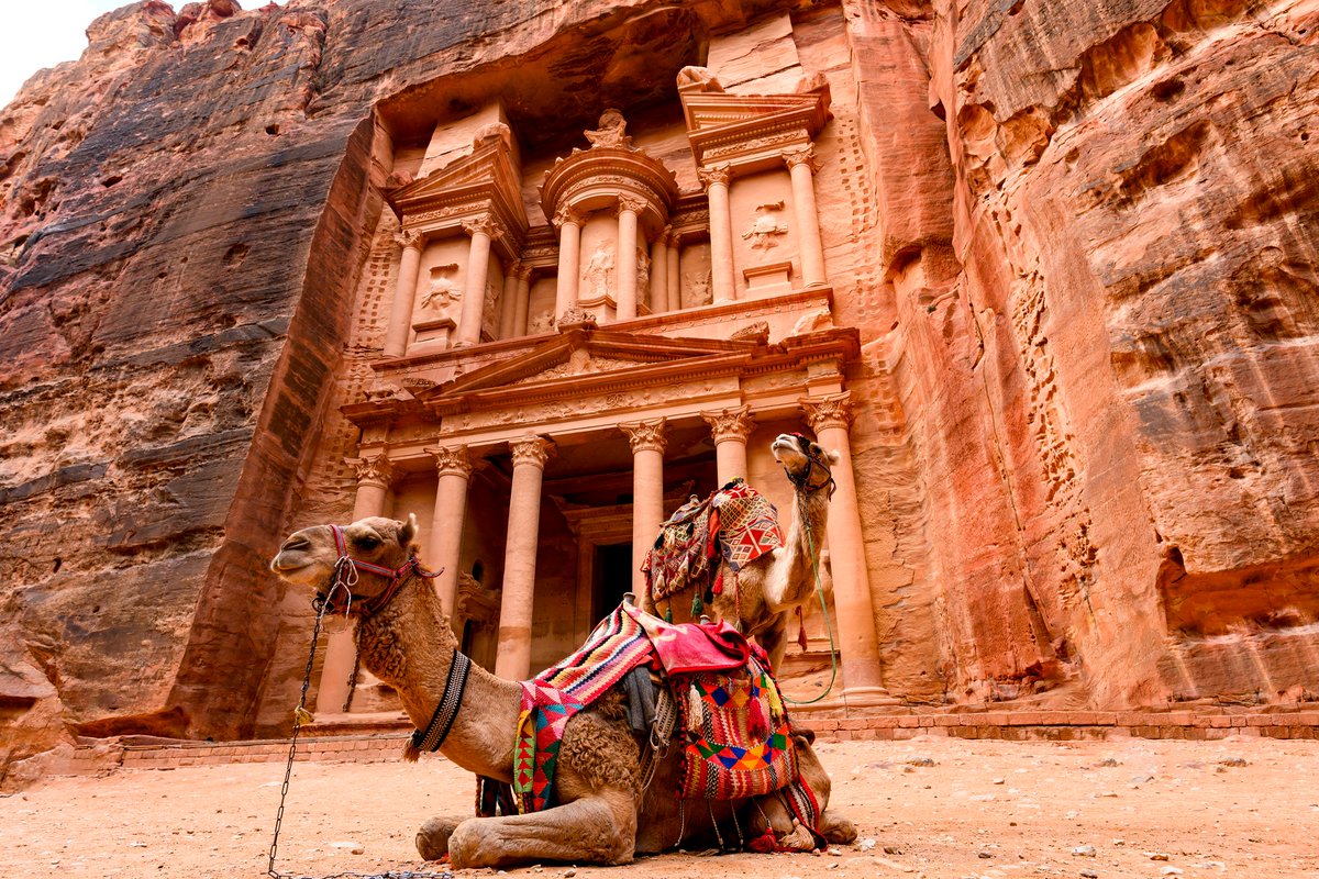 EmbaMexJor's tweet photo. El Tesoro de #Petra emerge entre la roca, un símbolo eterno de la historia nabatea. 🏜️
Si viajas a #Jordania, recuerda:
🔴 El #JordanPass dura 30 días; para permanecer más tiempo, debes extender tu visa y registrar tu residencia en alguna estación de policía.
#VisitJordan https://t.co/nkSS1yOzrv