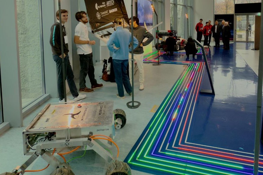 "Le competizioni studentesche internazionali incarnano ciò in cui crediamo: lavoro di squadra, creatività e responsabilità. Dai lavori e dai successi degli studenti, oggi messi in mostra, nasce la fiducia affinché siano loro a tessere insieme ciò che oggi appare disperso.”