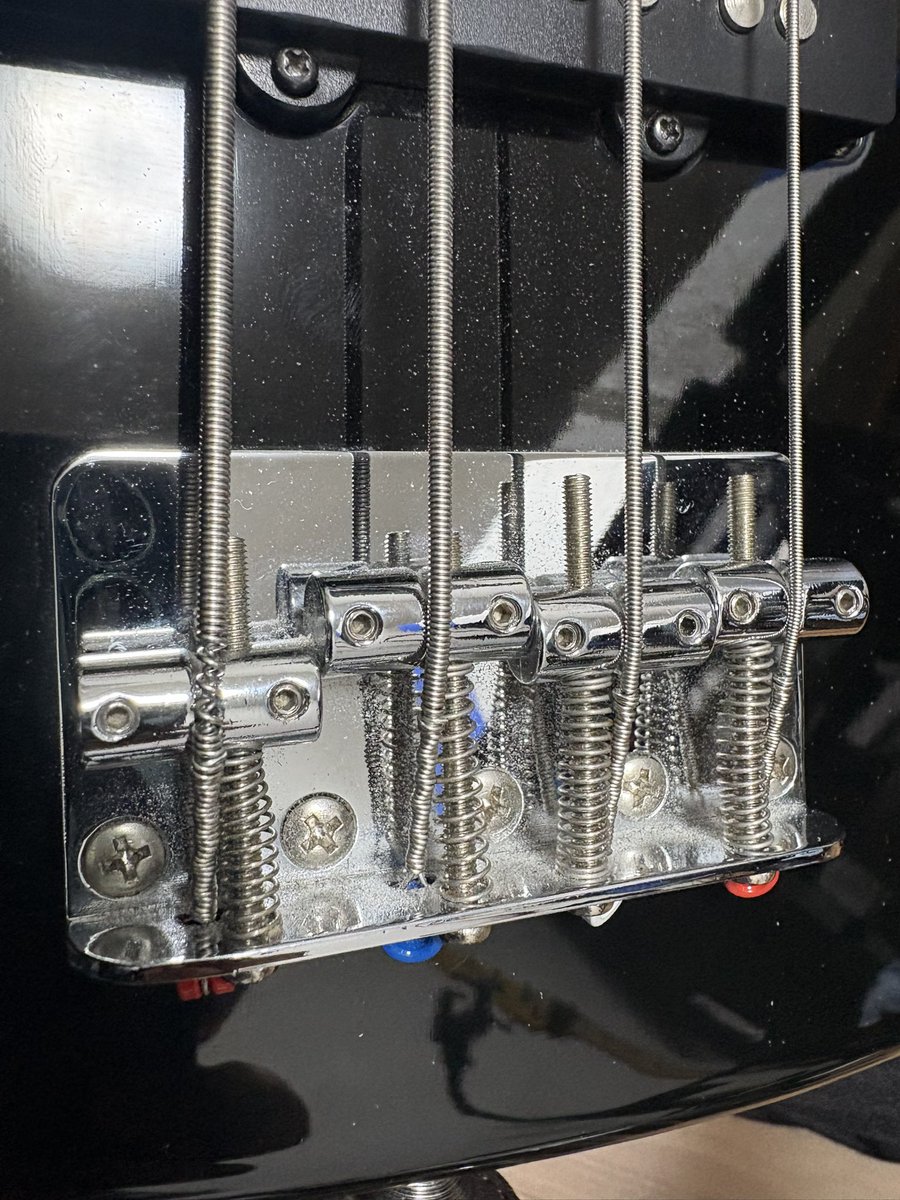 flight00's tweet image. ピック弾きしてたら4弦が終わった
一昨日のLIVEと紙一重
LIVE中だったら最悪だったなぁ💦😱
今日ダメになってくれて助かった😅