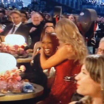 tscurlyhair's tweet photo. oh taycynthia you are so loved https://t.co/fQmPepJw7A