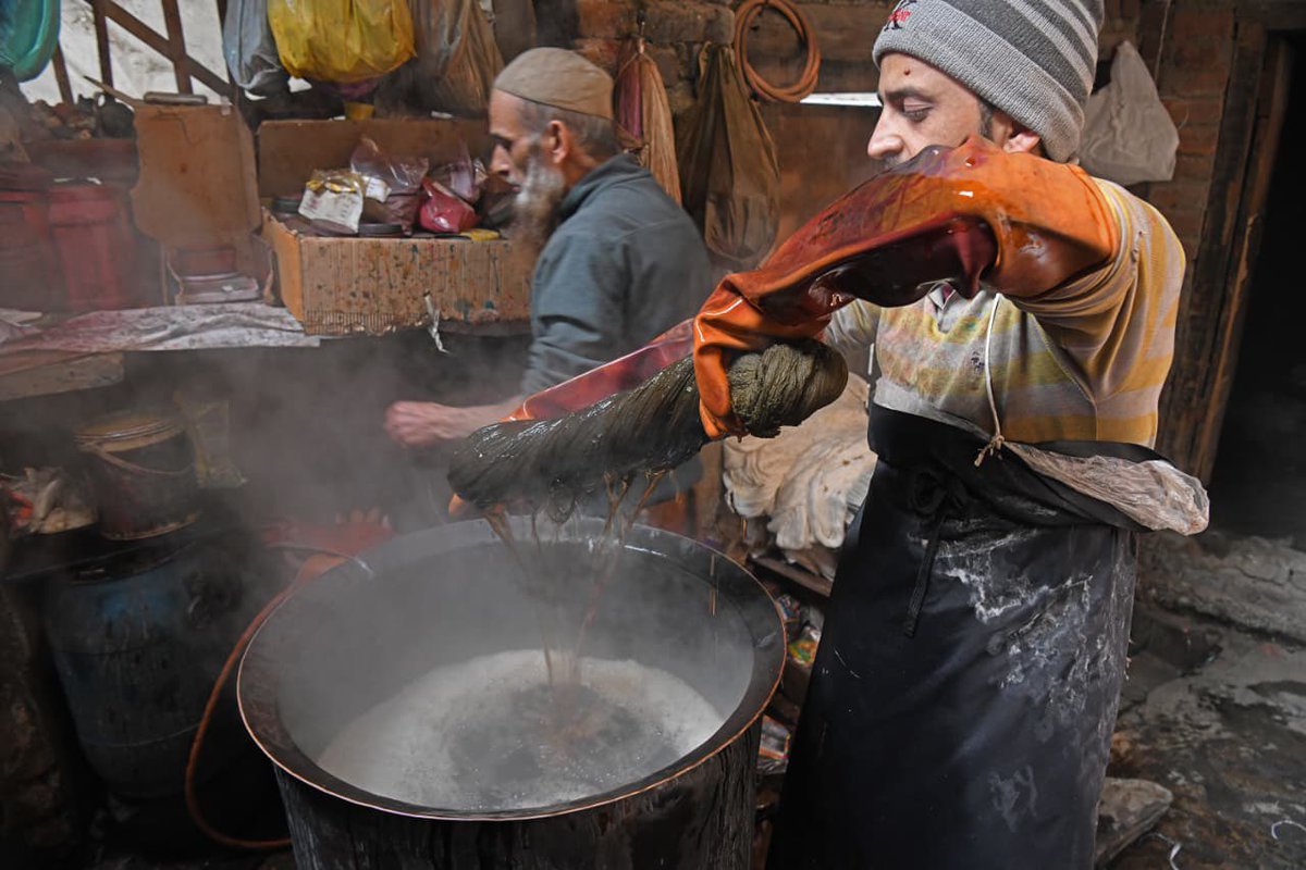 Qns24x7's tweet photo. Workers dye silk yarn using age-old Kashmiri techniques
Pics: #basitzargar https://t.co/0soV9DsKkc