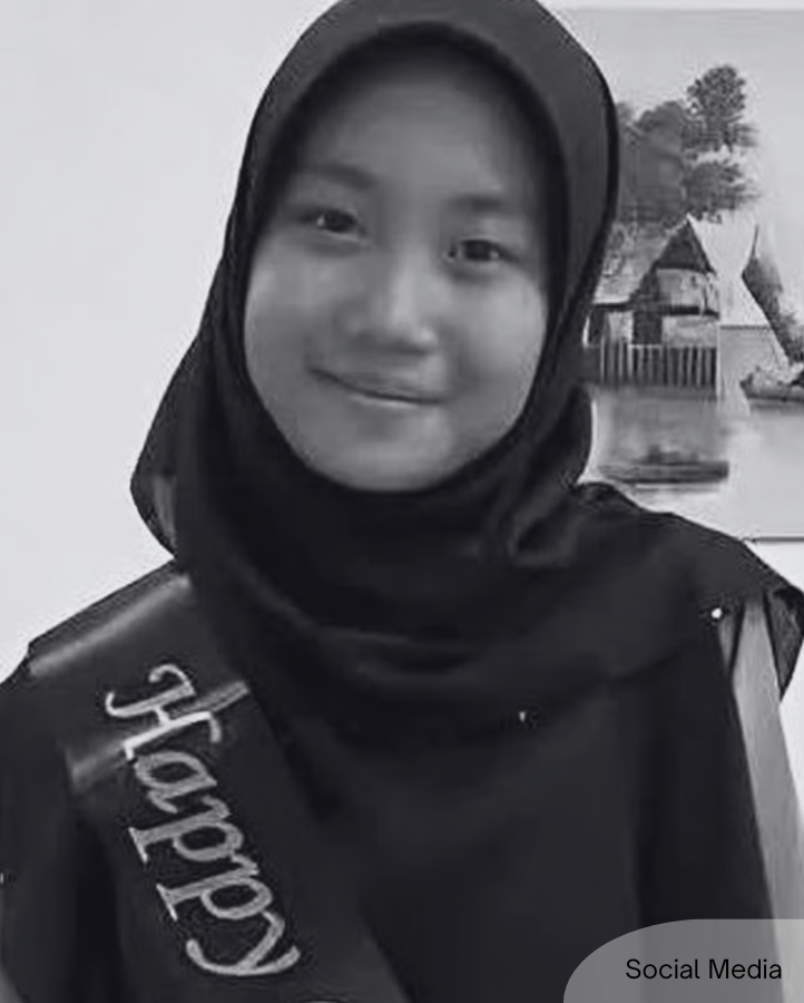 NewsBFM's tweet photo. A teacher testified that Zara Qairina claimed a Form Two student had sniffed her private parts while she was sleeping in the school dormitory. 

However, the school’s investigation found that the student had only sniffed the blanket Zara was using before taking it to be washed.

🧵1