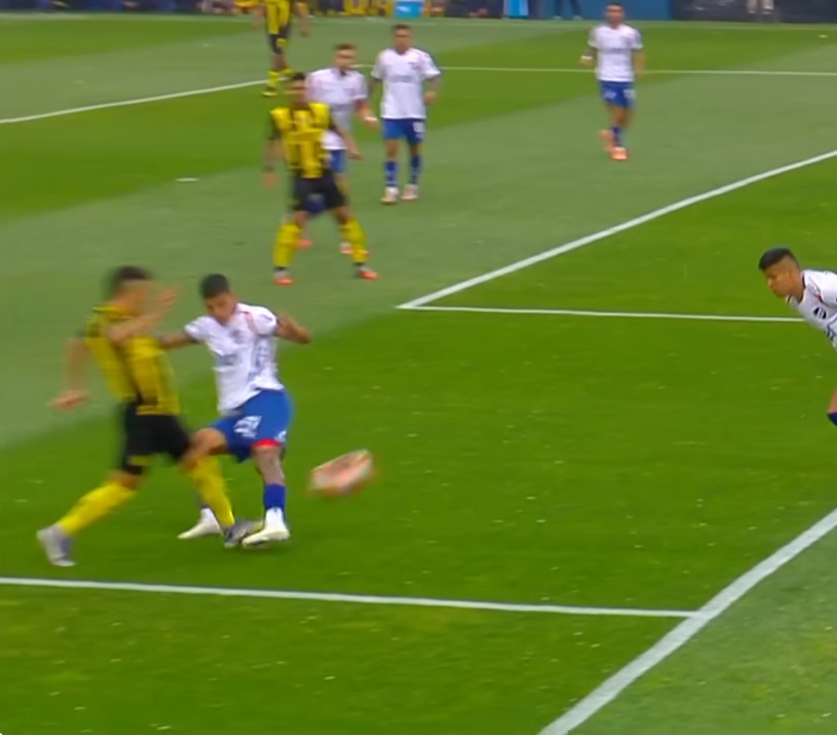 TIRANDO1010's tweet image. 💥 #Clásico | La gran polémica del arbitraje de Tejera y Dunajec. El penal no cobrado a favor de #Peñarol en la falta de Diego Romero sobre Leo Fernández: ¿Por qué no lo dieron? ¿Saldrá el audio del #VAR?

▶️ youtube.com/live/sDiRUu99d…