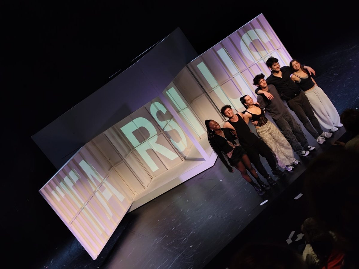 🎭 Escoltar la “freqüència” dels joves és prevenir.
El suïcidi és la 2a causa de mort entre joves de 15-29 anys a Catalunya. Parlar-ne no és un risc: trenca el silenci i salva vides.
👉 Jornada del TSCAT al TNC amb debat i l’obra Tarsius: espais segurs, escolta i acompanyament.