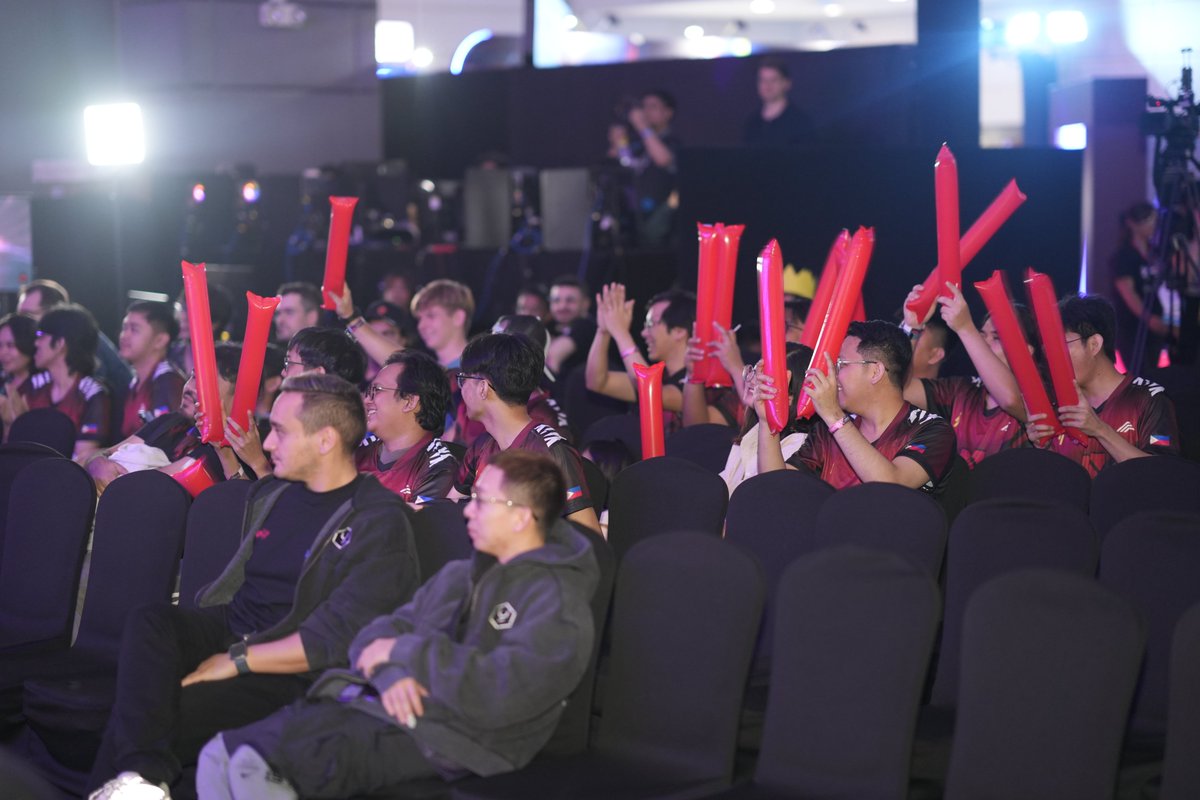 excelsorph's tweet image. Lots of things happening here.

We see @FenoHS and @tyler_YGG chilling.

We see the @OneTurnTILT fam with their clappers cheering for the match.

Look closer in the background, that&apos;s me doing some @paralleltcg broadcast consulting things 👀