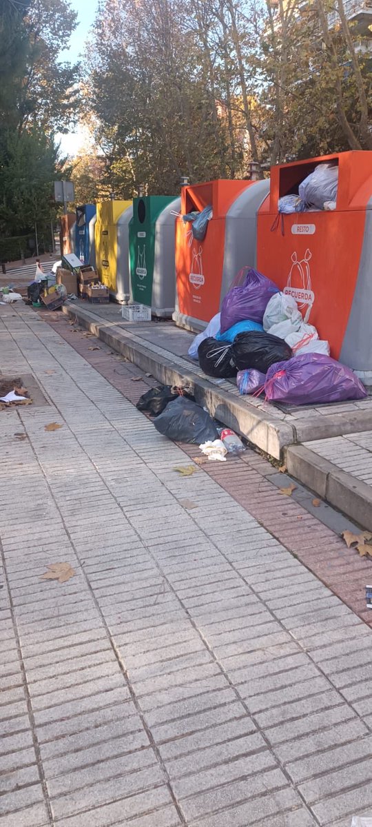 Ahora mismo. 

Los vecinos de #Alcorcón pagando el tasazo de basuras del PSOE-PP y vas con las calles de #Alcorcón y esta todo así.

Esto es la calle Princesa Sofía y Porto Colón.