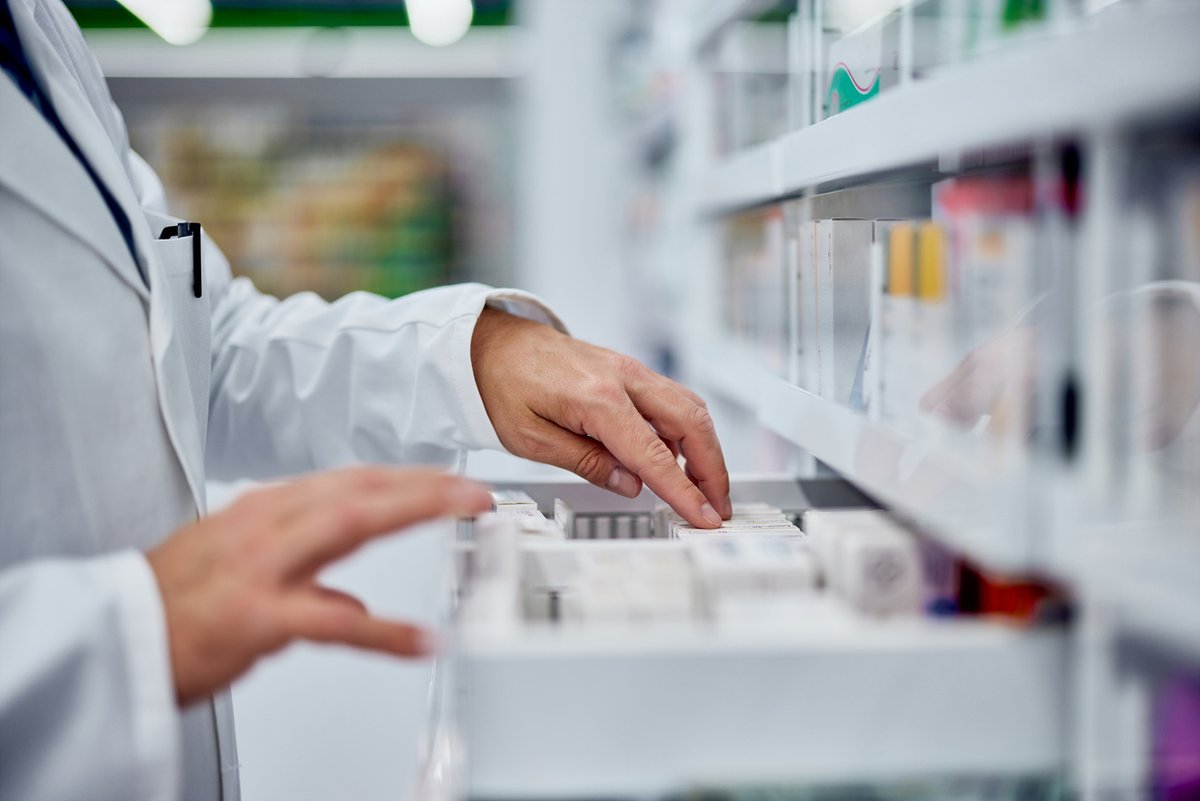 Farmaceuticos_'s tweet photo. 🥼 Las farmacias andaluzas podrán renovar tratamientos de pacientes crónicos.
💊 @saludand inicia un proyecto piloto con médicos y farmacéuticos de Andalucía.
📰 https://t.co/KE8seWip15
#FarmaciaAsistencial @CACOF_ https://t.co/1hRV6Ul5V2