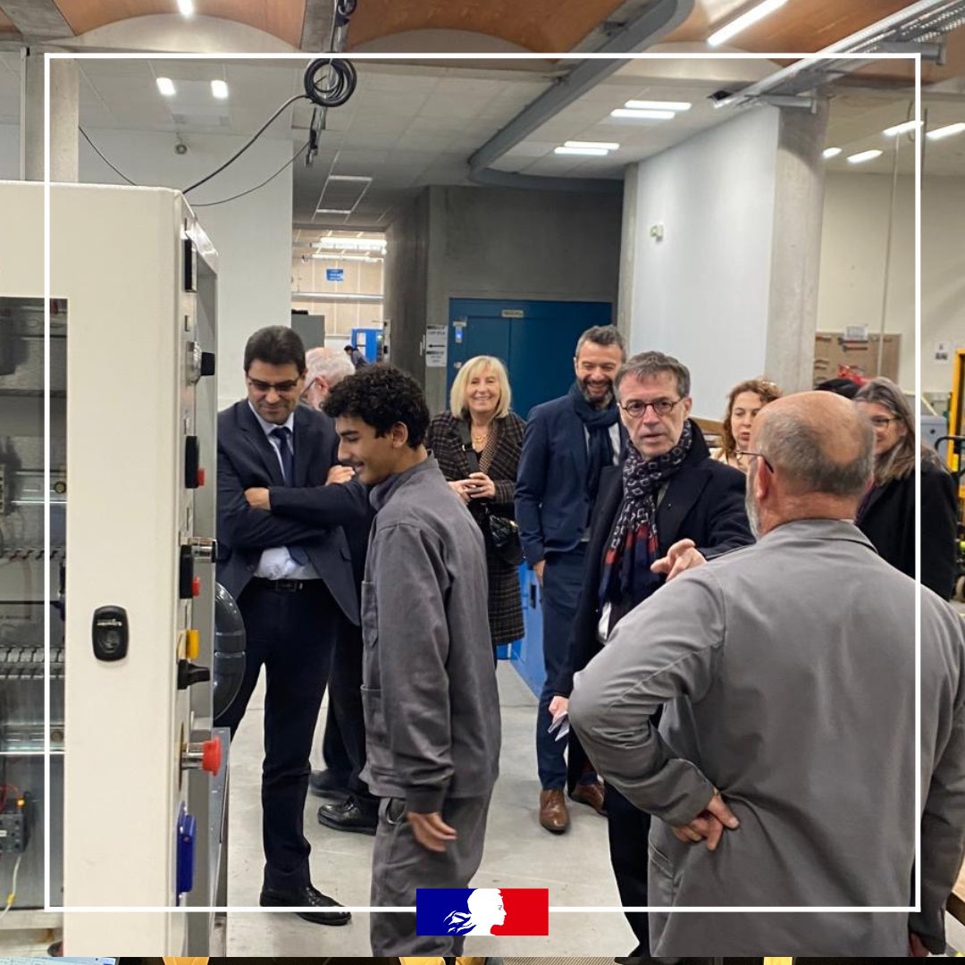 💼Lancement de la semaine de la voie pro ! 
Au lycée professionnel l’Odyssée (Pont-de-Chéruy), le recteur signe une convention avec l’AJE pour renforcer les liens entre #formation professionnelle et le monde l’entreprise. 
🤝Un engagement fort pour l’#insertion des élèves.