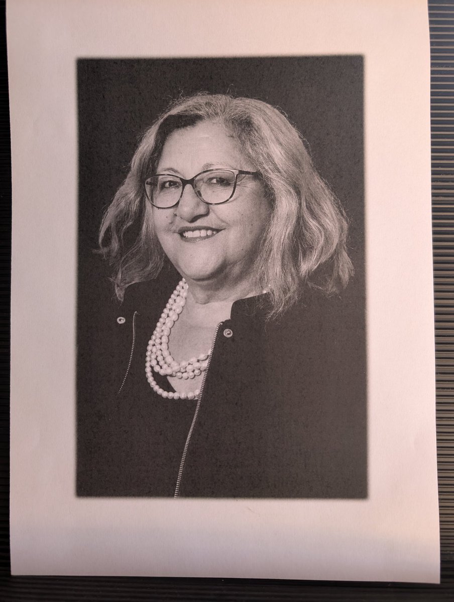 Para este mes de diciembre, os presentamos la obra de nuestra paisana Inma Chacón, "Los ojos de Bruna". Una obra preciosa para disfrutar en estas tardes de camilla, brasero, sofá y un buen libro 📕📖☕🤓