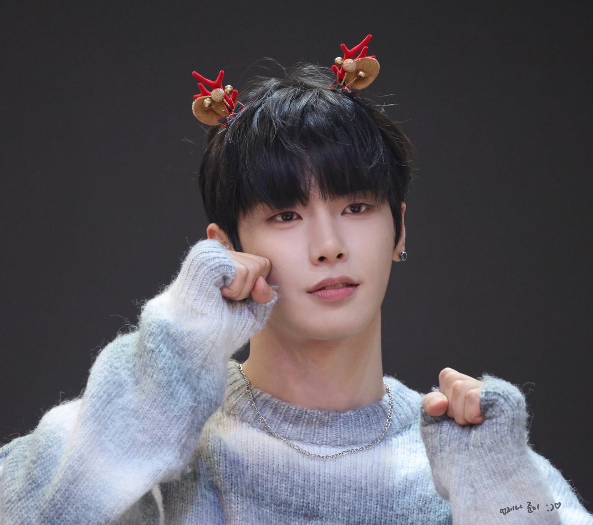 251129 내츄럴리 팬사인회
모에소매로 주먹 쥐고 있는 게 너무 귀여움🐻
#재준 #JAEJUN #INAMINUTE #인어미닛