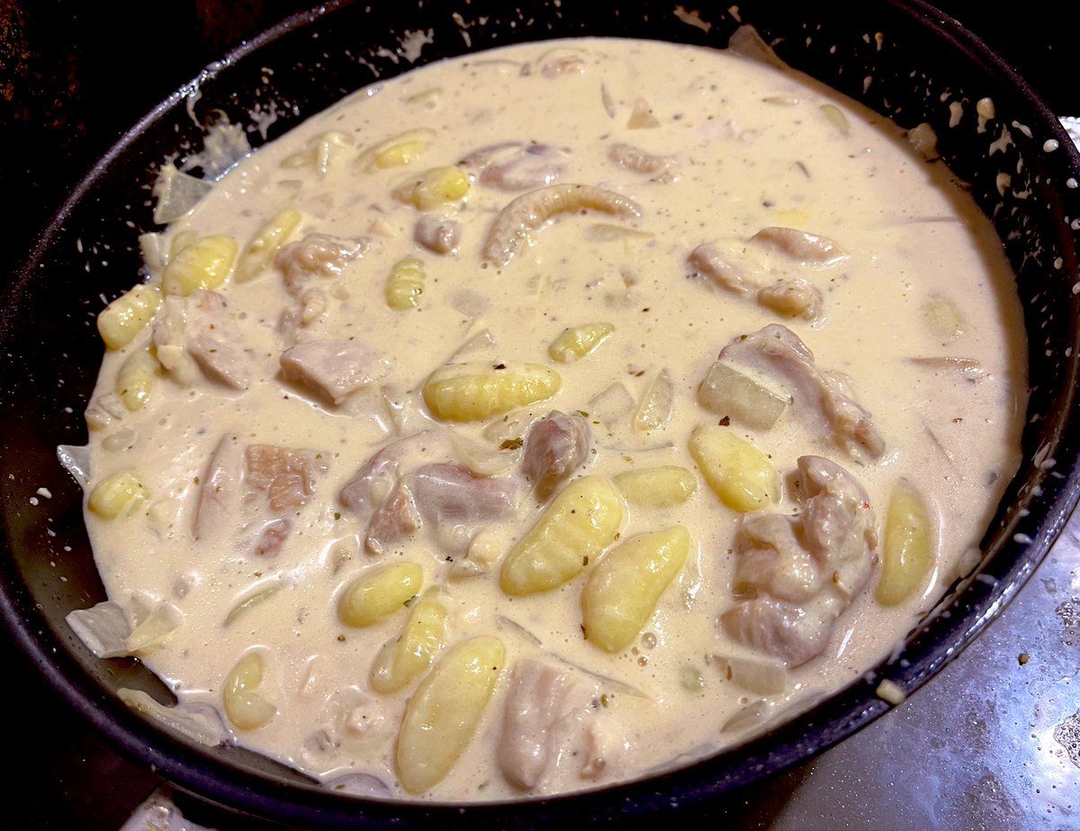 badspeeeed's tweet image. ニョッキのシュクメルリ風

ニンニク、タマネギをバターで炒め、牛乳を投入🥛
ニョッキ、バターで焼いた鶏肉を加え、ハーブ塩、マキシマムスパイス、コンソメ、パセリ、コリアンダー🌿で味付けて煮込みます😃
美味しい😋
#おうちごはん