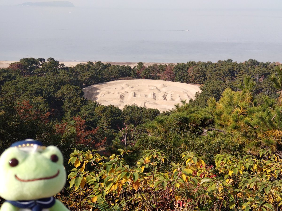 greenroadtopeac's tweet photo. お金に困らないと聞いて観音寺の銭形砂絵を見に行ってきたぞ🐸

背景が海やから綺麗で良かった
展望台までの道が細いらしいと効いて道の駅から歩いて行ったけど10分くらいで着いたぞ https://t.co/6zplzyc90n