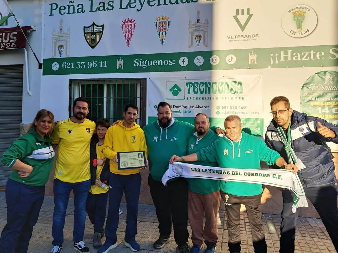AlfajorAmarillo's tweet photo. La previa con nuestros h°de la Peña Las Leyendas Del Còrdoba nos recibieron muy bien en su sede,hubo intercambio de regalos,seguimos trabajando en hermanamientos con peñas de todas las partes,es la única solución que tiene el alfajor amarillo de conseguir entradas para sus socios https://t.co/l44YoDvTKF