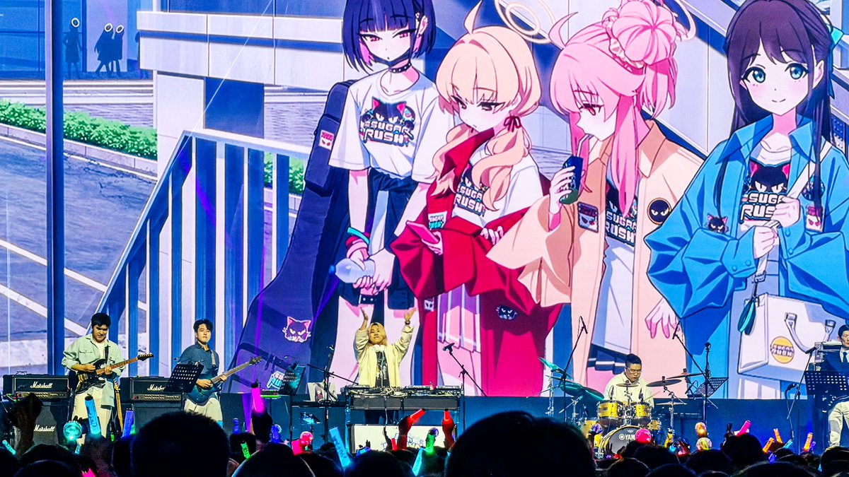 昨日の韓国ブルアカ4周年ライブ、後ろの生徒たちにめっちゃ見つめられてる構図が暴力的すぎてワロタ