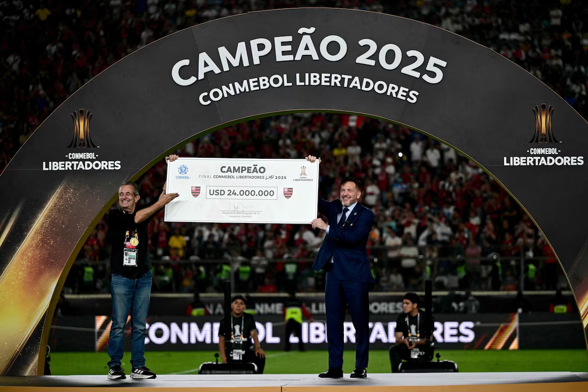 liberta___depre's tweet photo. Atenção! ⚠️

Flamengo é o primeiro time do Brasil a alcançar R$ 2 bilhões de receita na história do futebol brasileiro. 

Com a conquista do título da Libertadores no último sábado contra o Palmeiras, o rubro-negro alcançou a marca de R$ 2,015 bilhões em faturamento em 2025.

Além disse, a receita anual ainda pode subir mais por dois fatores: 1) se o Flamengo conquistasse o título do intercontinental 2) se João Gomes for vendido pelo Woverhampton, há interesse de clubes grandes da Premier League.

Via: @UOLEsporte / @_rodrigomattos_ 

📷AFP