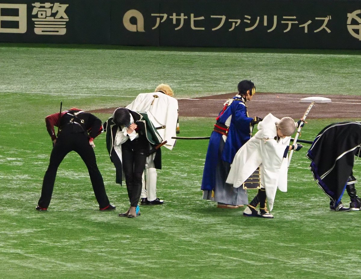 お辞儀したらほぼ足な大包平見て落ち着こ……